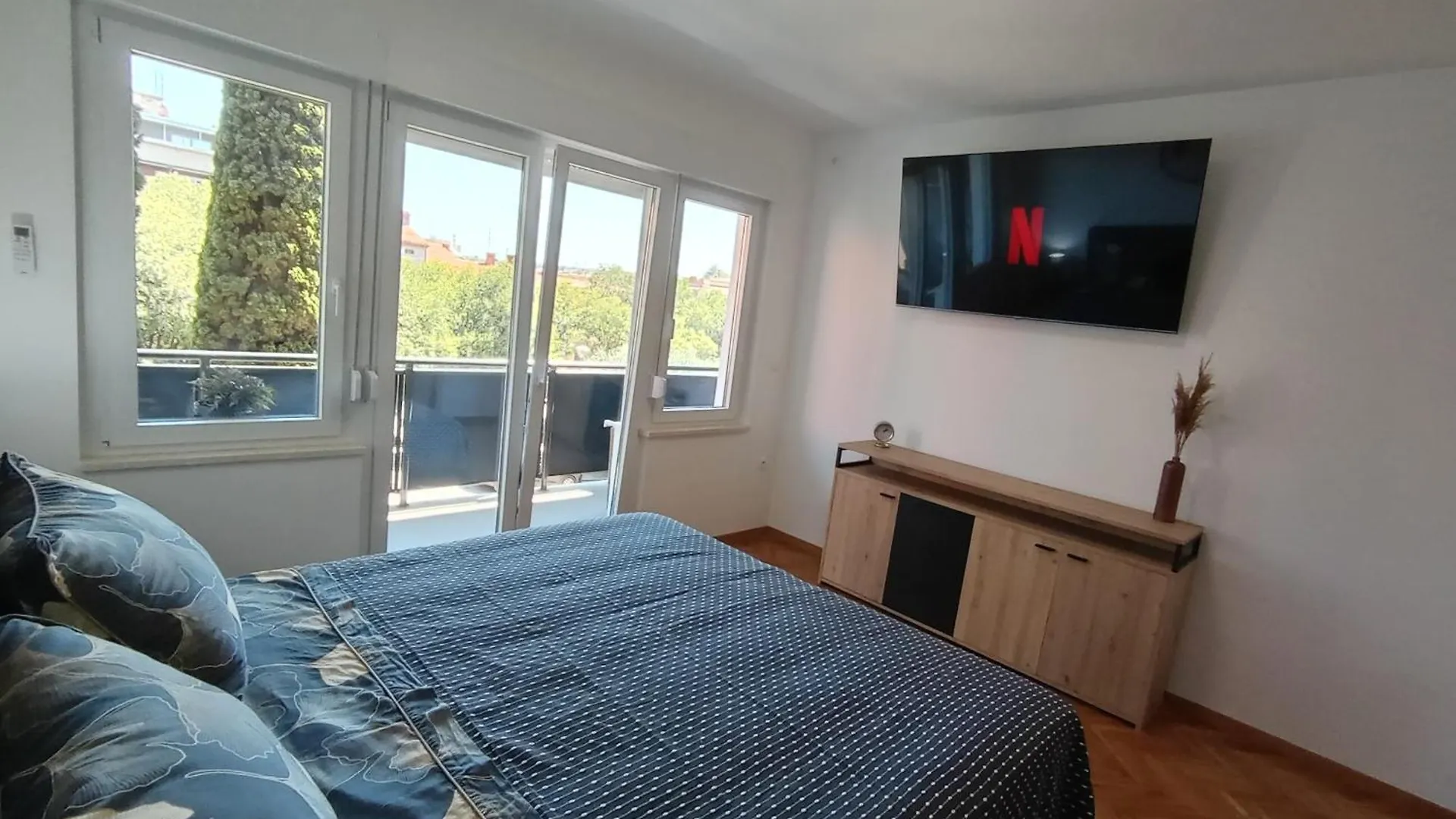 Novi Prostrani Apartman U Strogom Centru Pule Pula